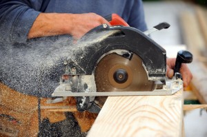 travailler le bois en étant protéger